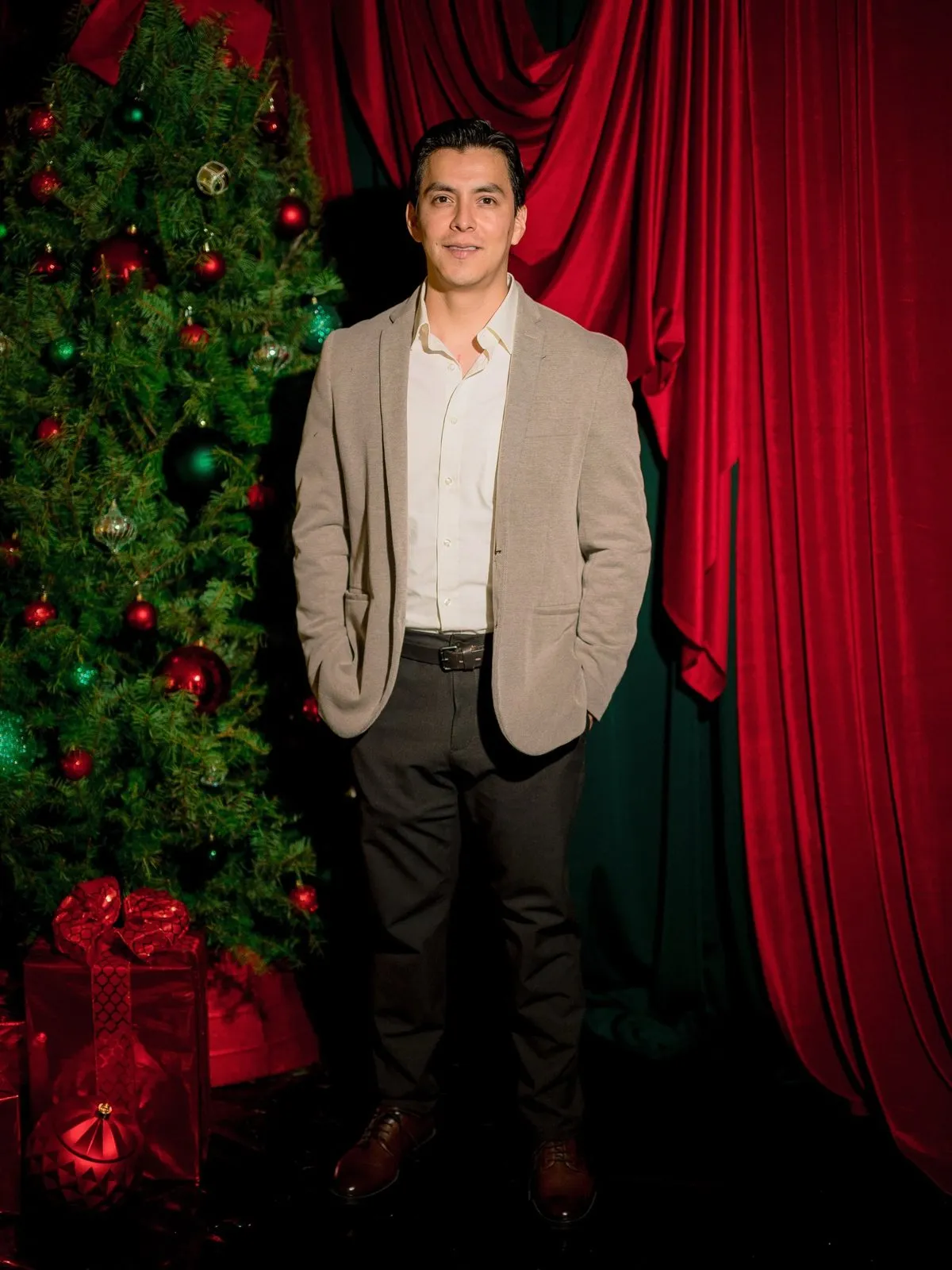 Retrato de un hombre con saco beige junto al árbol